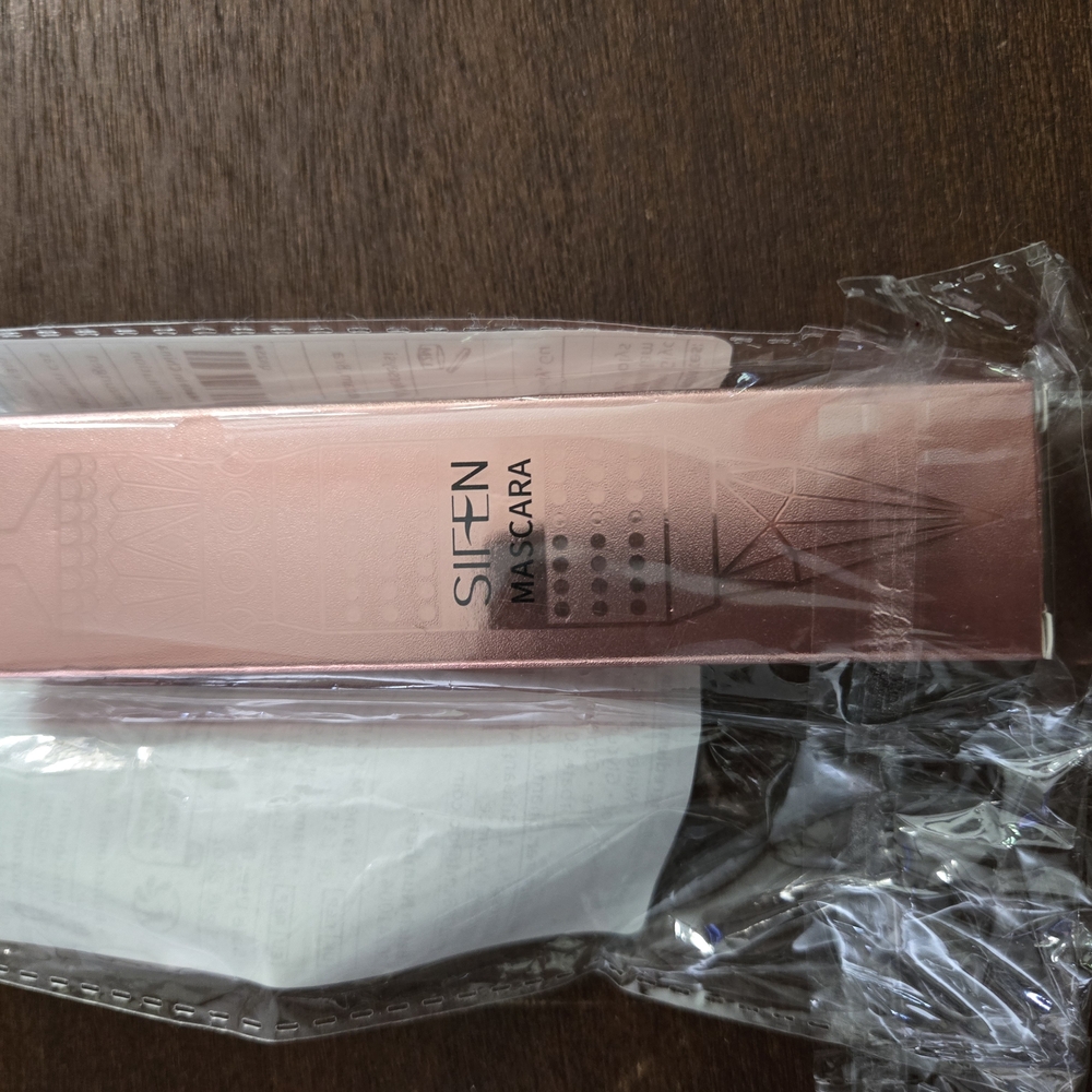 Makeup and Beauty Set with Eyelash Curler and Adhesive - Picture 14 of 15